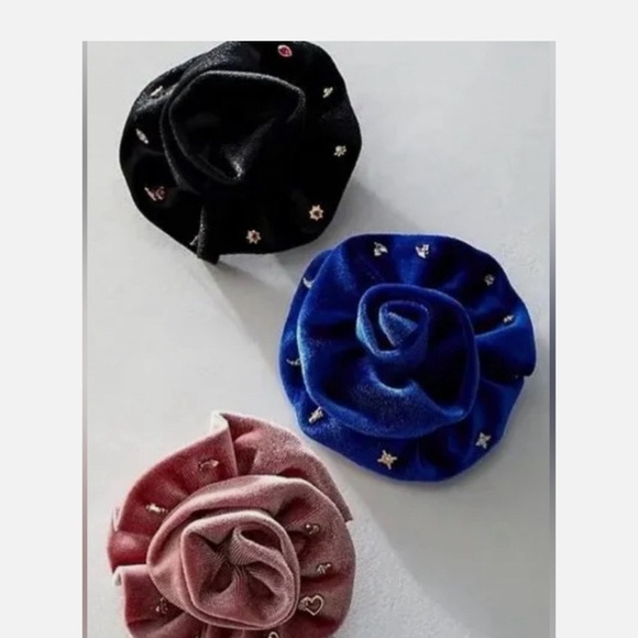 Free People Muave Pink Rosette Pin And 5
Pair Stud Earrings - Picture 8 of 8